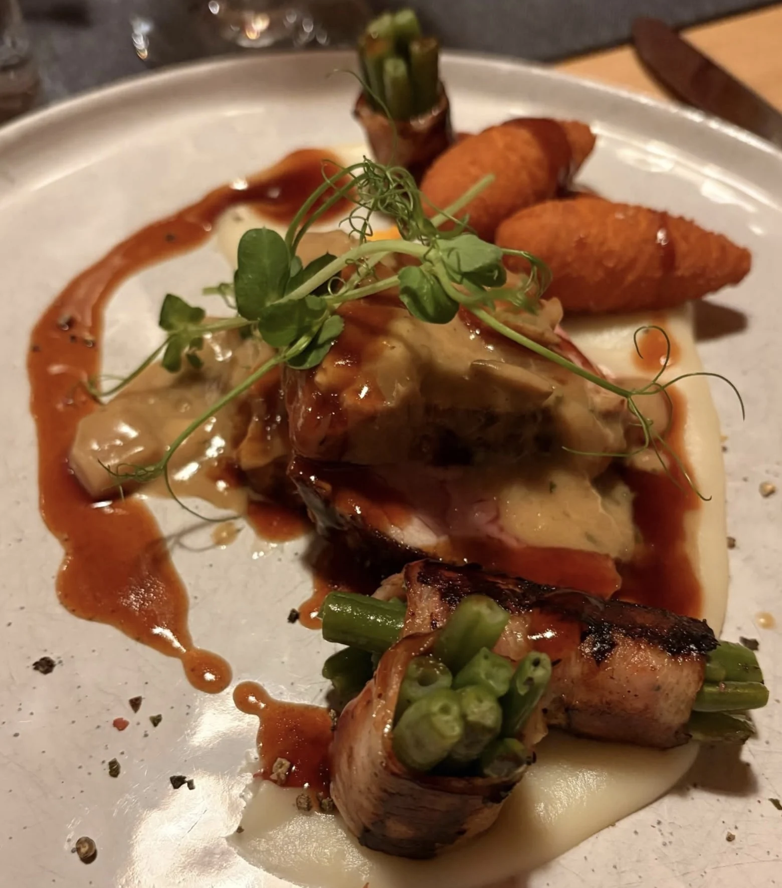 Festlich angerichtetes Hauptgericht mit Gemüse und Sauce